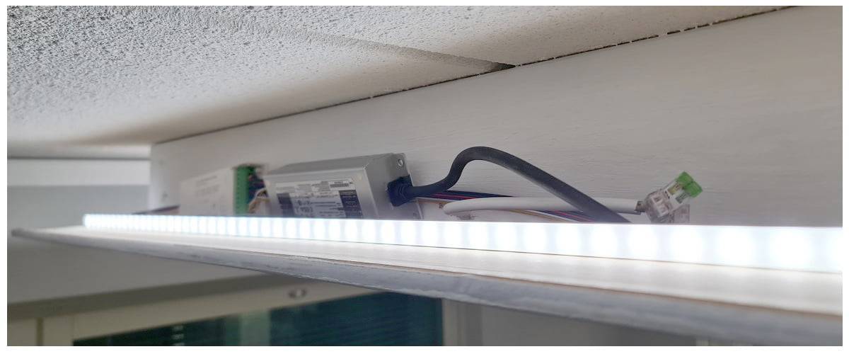 Cambiadores en estantería, techo rebajado y tira led