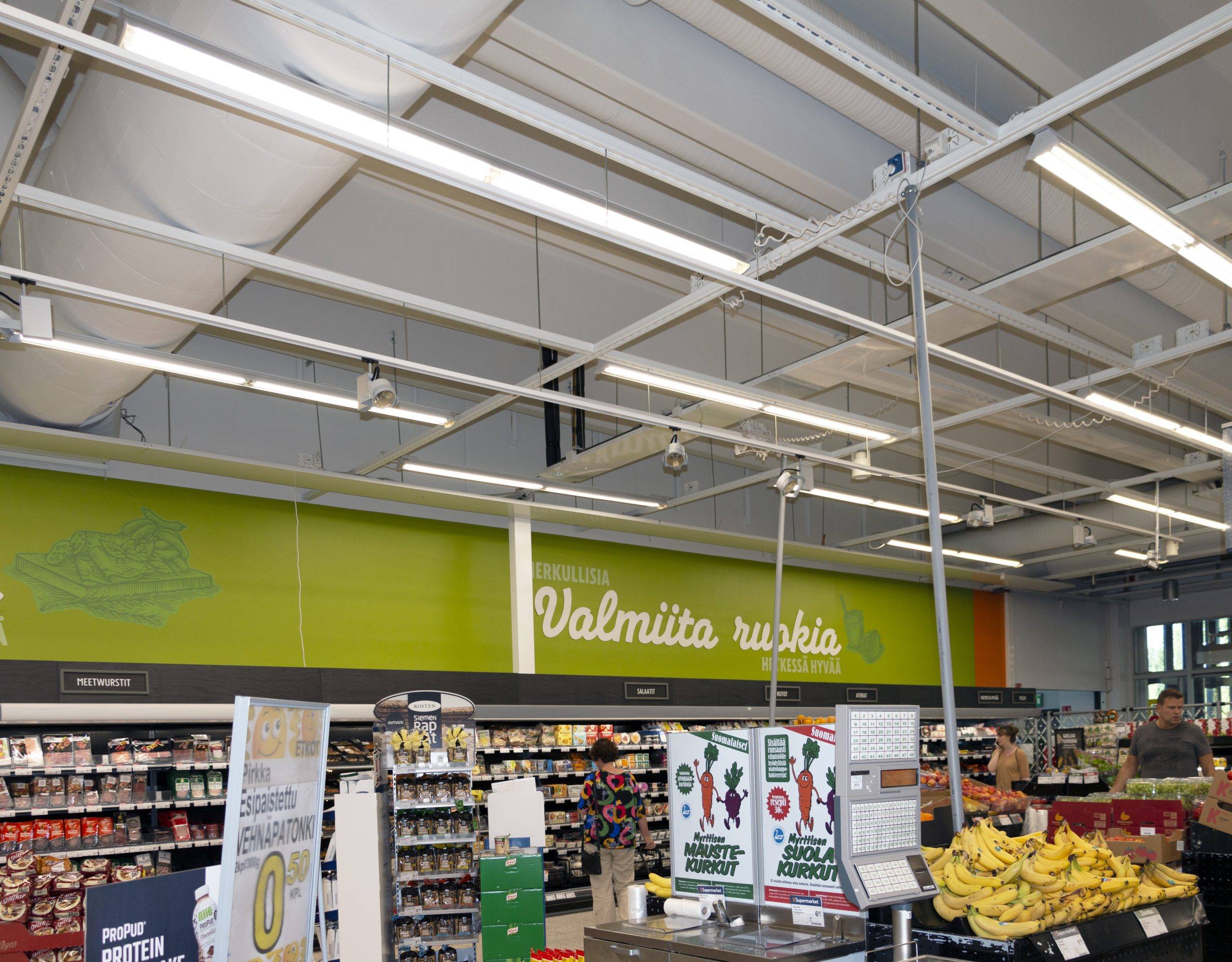 Iluminación agradable, eficiente y uniforme en una tienda de comestibles con tubos LED. Ledstore.fi