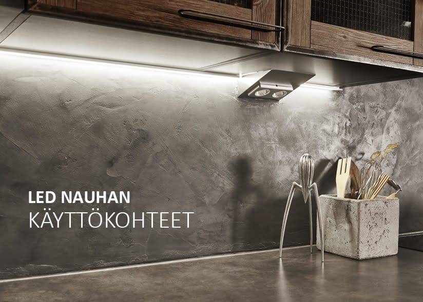 Las tiras de luces LED bajo el armario iluminan la moderna encimera de la cocina, resaltando el fondo oscuro y los cubiertos de madera. Texto.