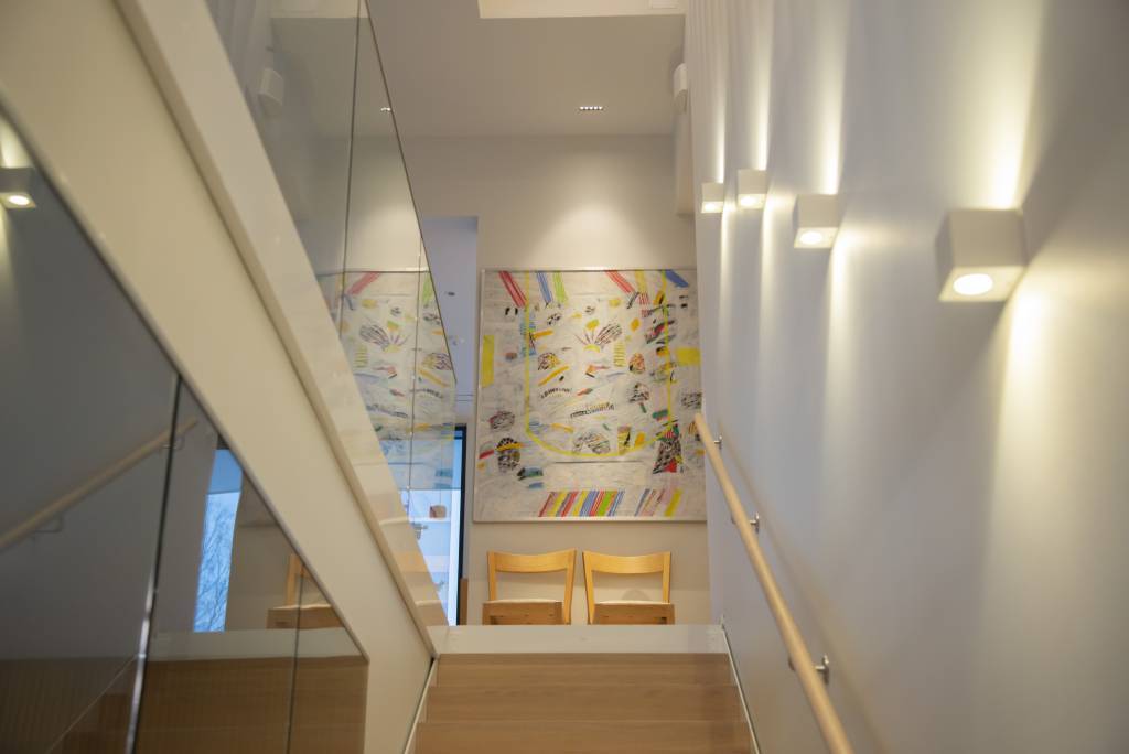 Luminarias de pared XL Cubic con iluminación hacia arriba y hacia abajo, CCT como iluminación de escalera, LINJA5 como luz de mesa © LedStore