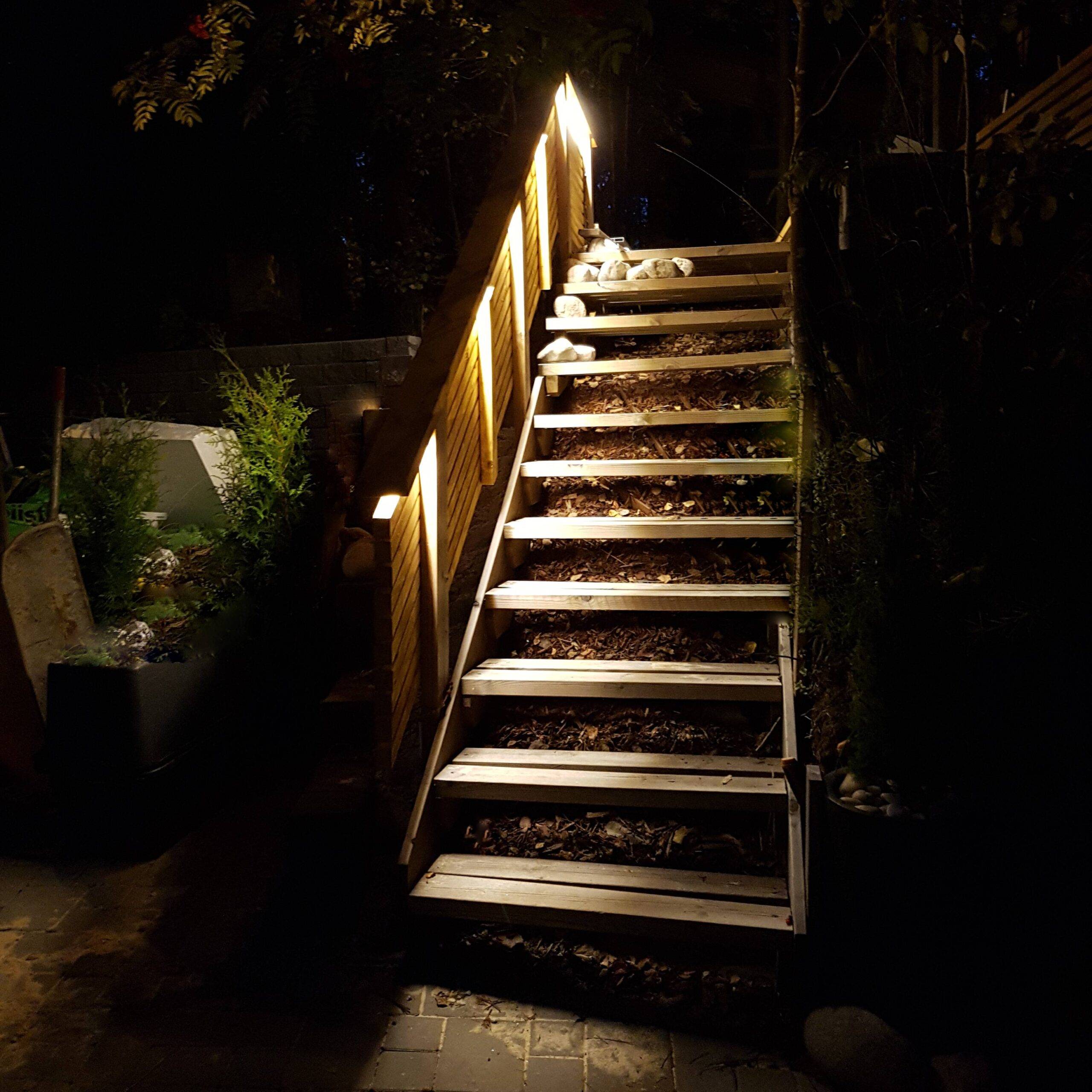 Iluminación con tiras de leds en barandilla de escalera de madera