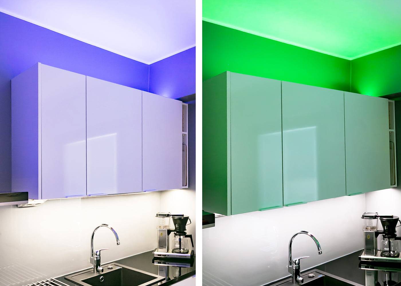 Imagen dividida de dos armarios de cocina: iluminación LED azul a la izquierda, verde a la derecha. Incluye armarios blancos, grifos metálicos y cafetera sobre la encimera.