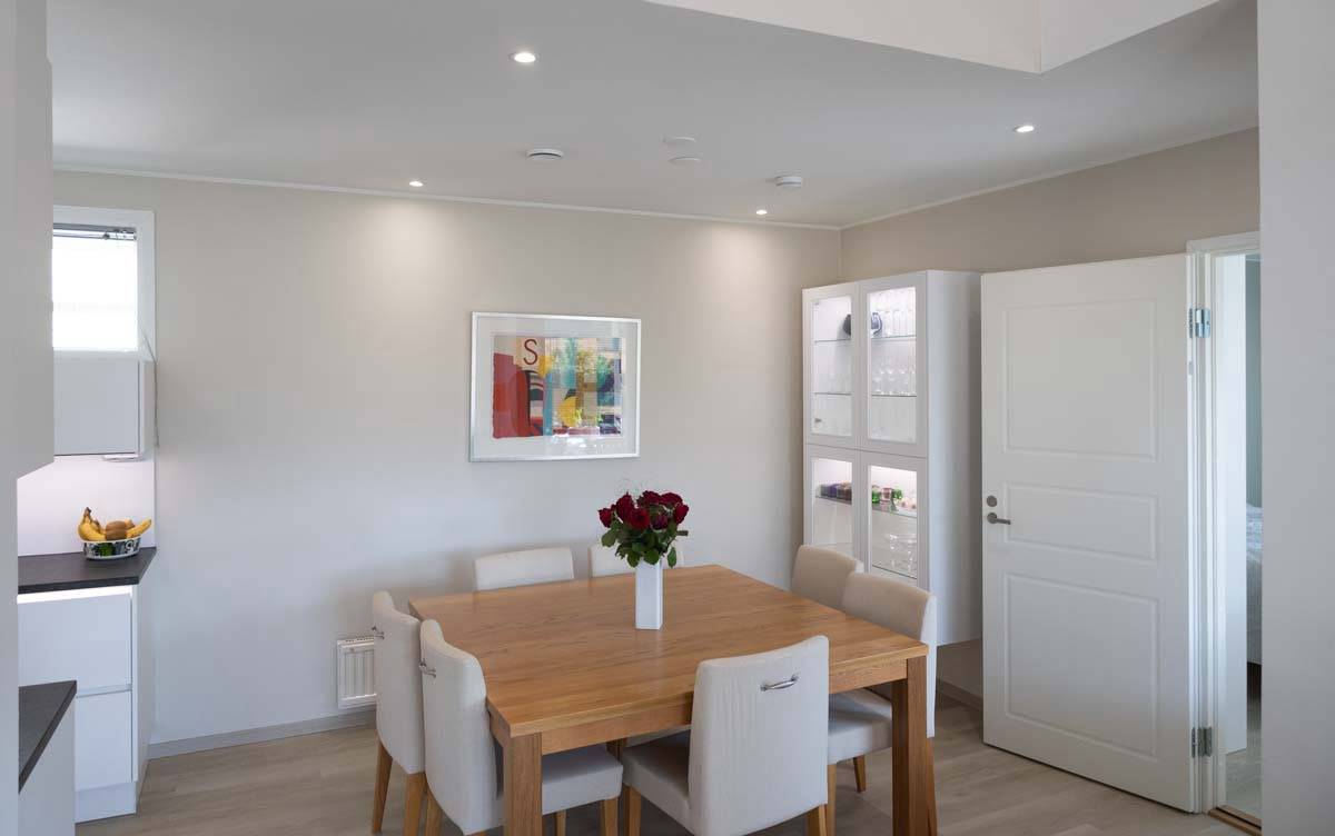 Lámparas led en la zona del comedor con focos empotrados en el techo y en la vitrina de cristal también luces con tira led.