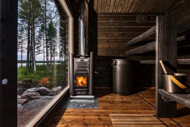 la sauna negra necesita mucha luz, la foto muestra una ventana del tamaño de una pared en una sauna negra
