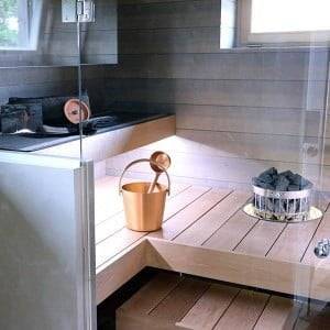 En la sauna, la iluminación LED puede hacerse con una tira, siempre que se instale lo suficientemente baja.