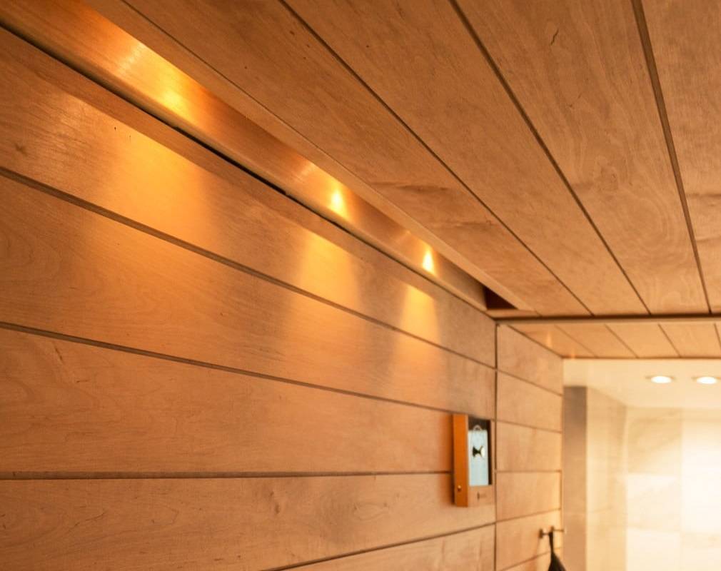 Iluminación de la sauna fotografiada con manchas de los bordes del repliegue