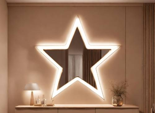 La magia de un espejo de luz - elige tú La pared beige está adornada con un espejo en forma de estrella iluminado por los bordes LED de LedStore.fi. En la parte inferior hay una consola de color claro con una lámpara, dos botellitas y un jarrón con plantas secas. La habitación está decorada con una gama de colores neutros.