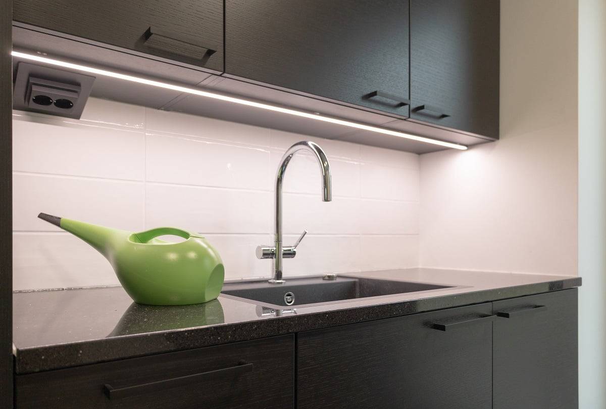 En la encimera del lavadero, la superficie oscura se ilumina con una tira de LED en un perfil de aluminio negro. ©LedStore