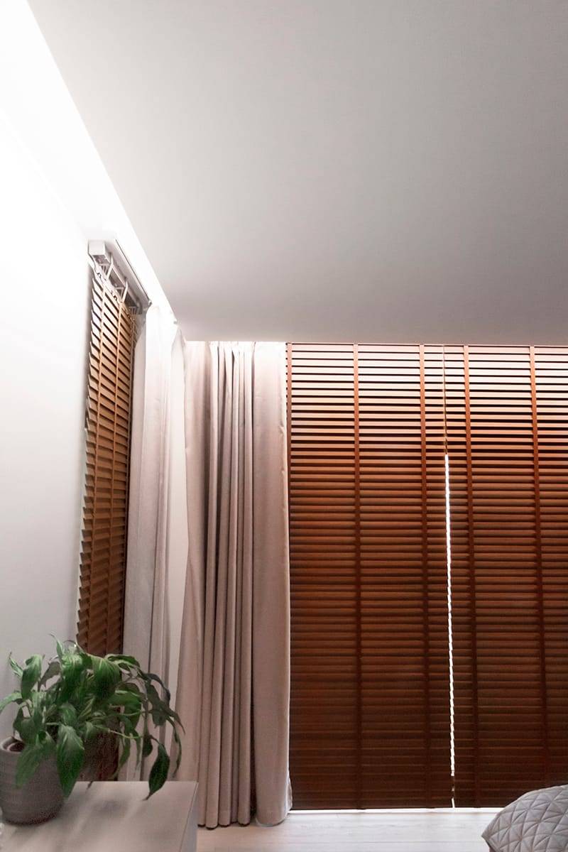 Diseño de iluminación del dormitorio, la tira de leds rodea indirectamente la habitación