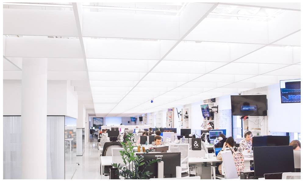 Oficina diáfana con superficies luminosas y muchos puestos de trabajo.