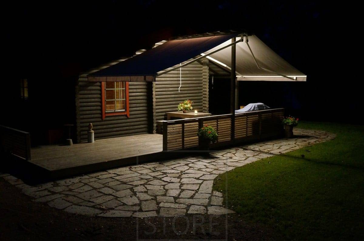 Iluminación exterior - Comparación de diferentes luminarias de exterior En el centro de la marquesina, una tira de LED ilumina la terraza con una iluminación general atmosférica. Ledstore.fi