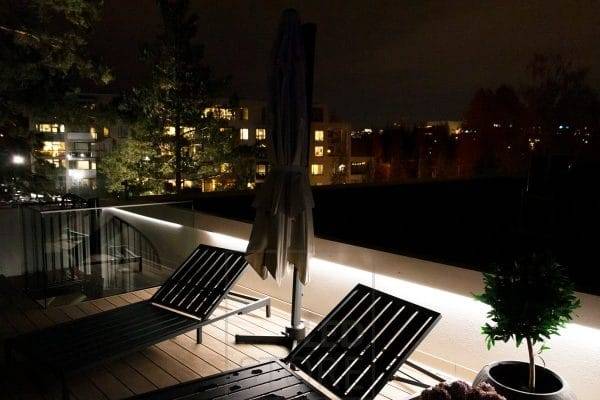 Bajo la barandilla de iluminación de la terraza, una tira de leds ilumina indirectamente la terraza.