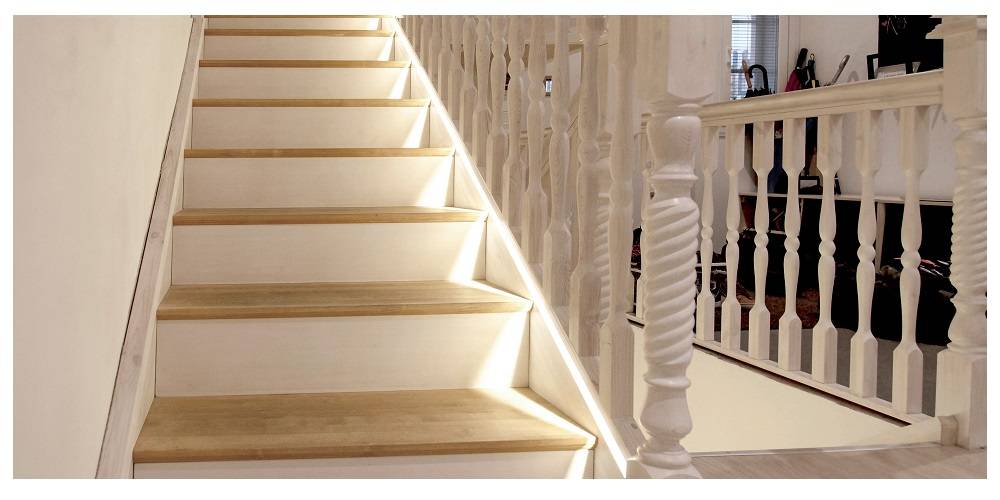 el tipo de iluminación adecuado para la escalera - con la tira de leds la luz se distribuye uniformemente por la escalera