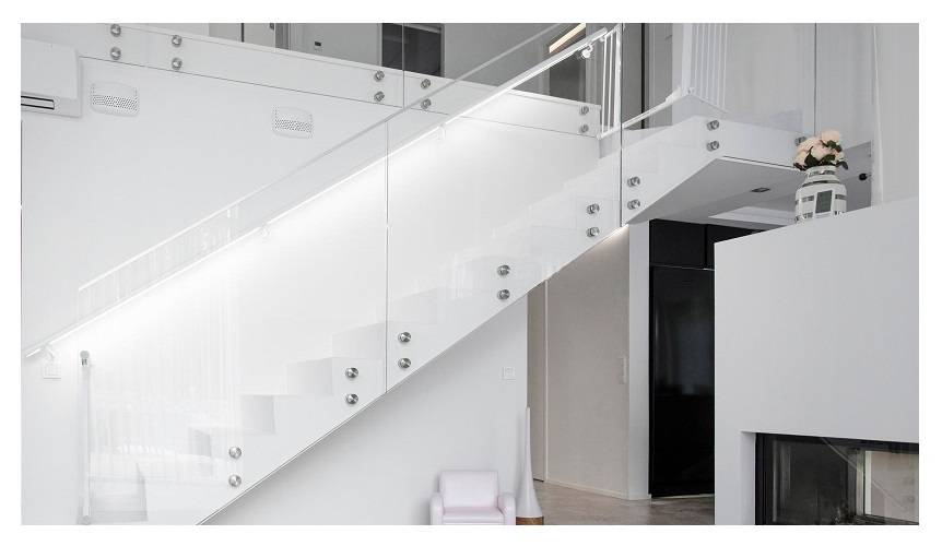 Iluminación de escalera - cinta led en pasamanos
