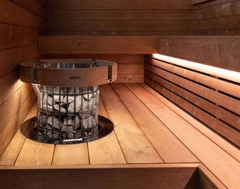 La sauna puede iluminarse desde el borde del banco o desde el calefactor