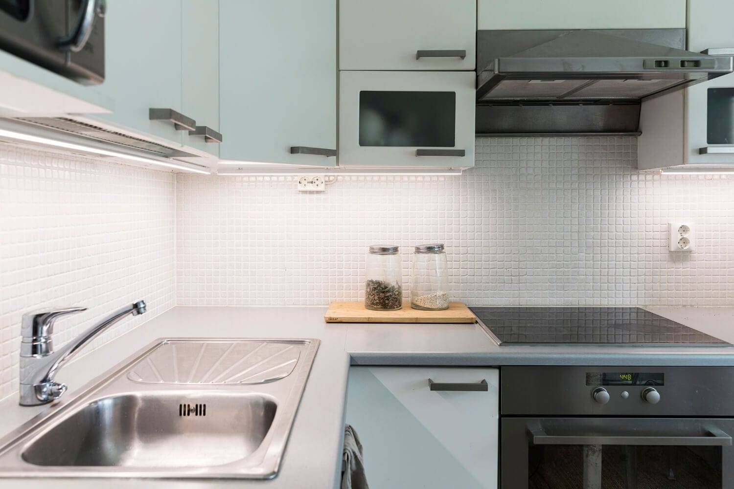 renovación de la iluminación con rieles de LED en la cocina