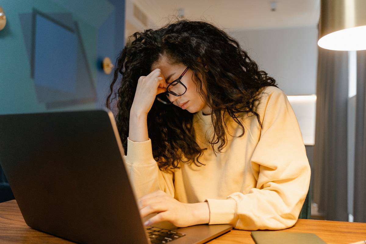 Ojos cansados en el puesto de trabajo