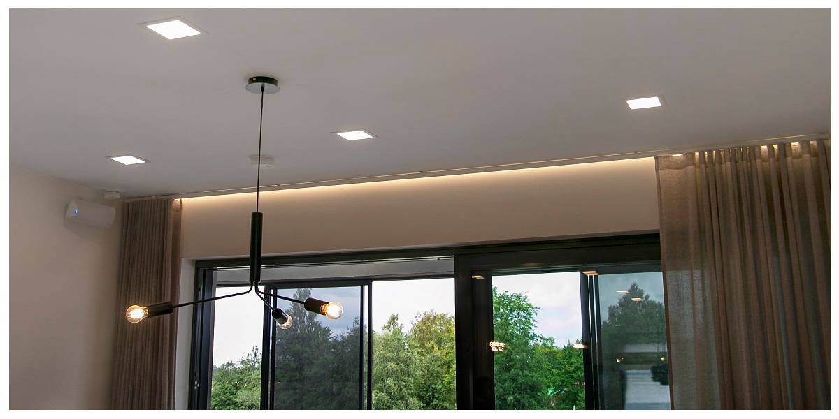 El diseño de la iluminación de la sala de estar tiene luces de cortina entre la ventana y las cortinas para evitar la visión directa del exterior en las horas de oscuridad.