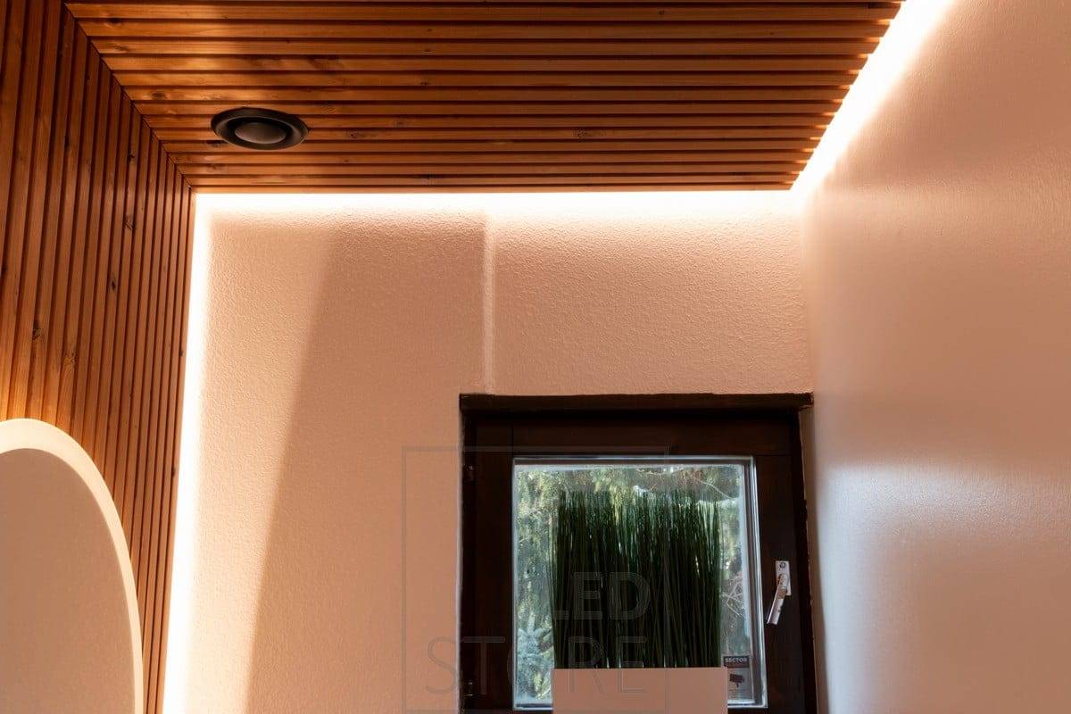 Una tira de LED detrás de la repisa del inodoro crea una luz indirecta atmosférica. Ledstore.fi 