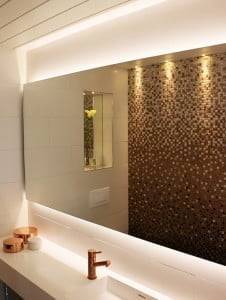 tiras de luces y focos led en el baño