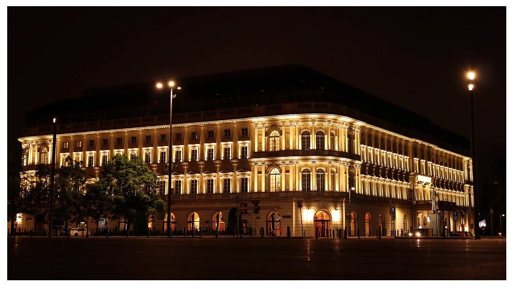 Varsovia, Voivodato de Masovia, Polonia hotel iluminado por la noche