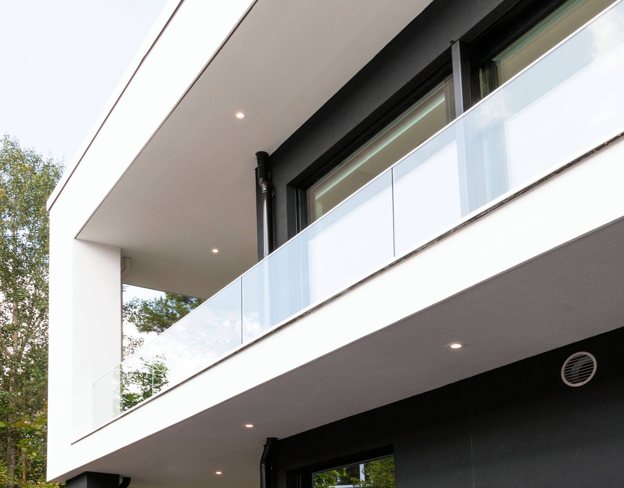 En la tienda online LedStore.fi encontrarás encantadoras soluciones de iluminación LED que aportan un aspecto moderno al exterior de un edificio de dos plantas. El diseño minimalista se realza con efectos LED en las grandes ventanas y el balcón acristalado. La elegante mezcla de superficies blancas y grises oscuras de la estructura crea un bello contraste de temperatura con la vegetación bajo un cielo despejado.