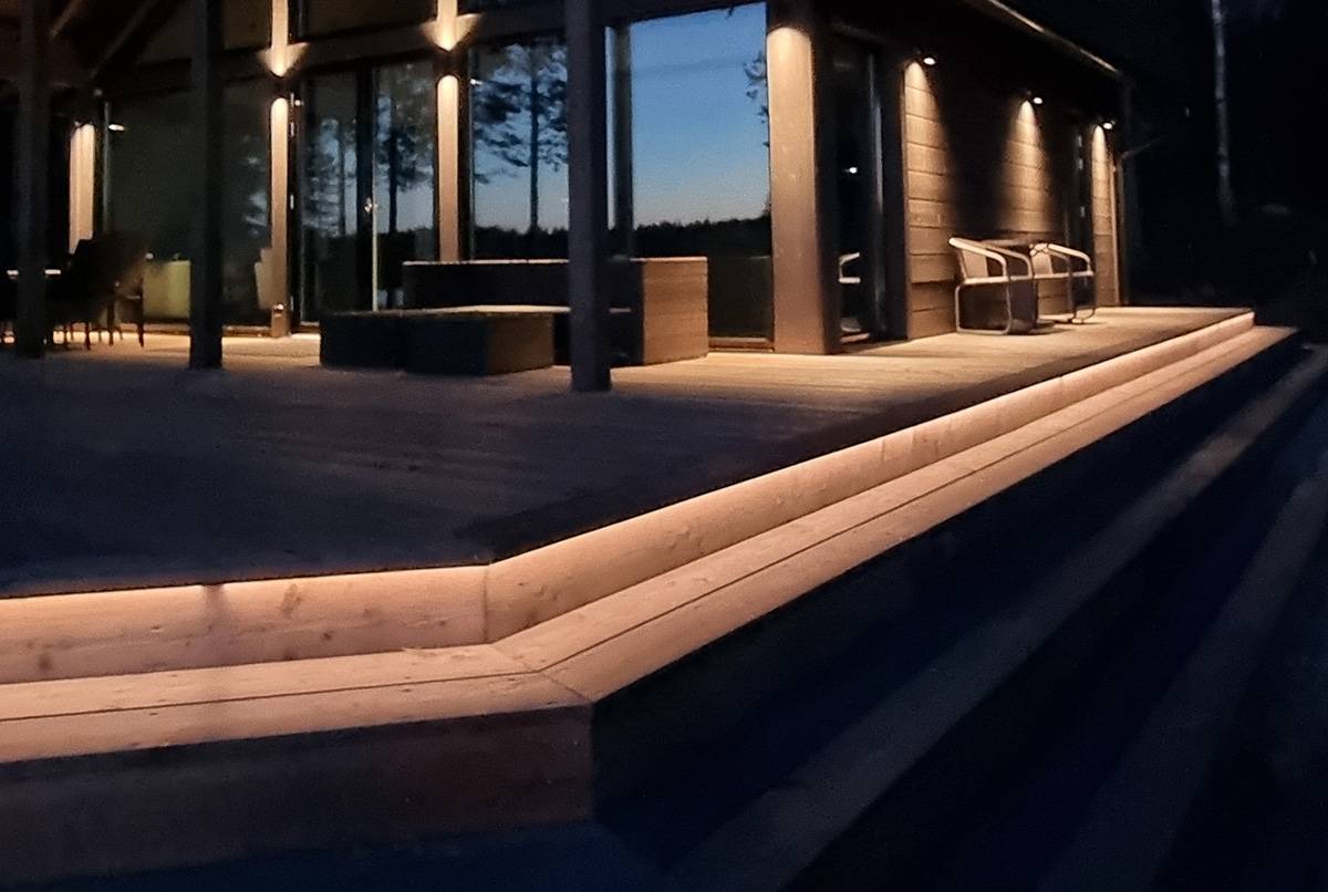 La escalera puede separarse visualmente de la superficie de la terraza mediante una tira de luz LED.