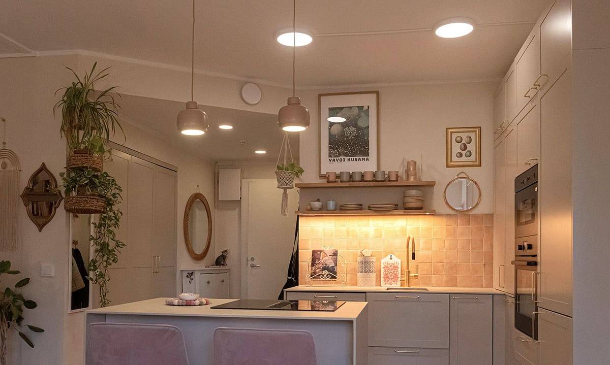 Iluminación en la cocina y el pasillo.