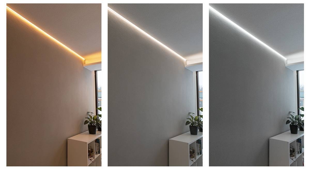 Tres fotos de la esquina de la habitación muestran una estantería blanca con una planta encima. La iluminación LED crea tonos amarillo cálido, blanco neutro y blanco frío en la pared. Una ventana parcialmente visible al fondo aporta luz natural al espacio.