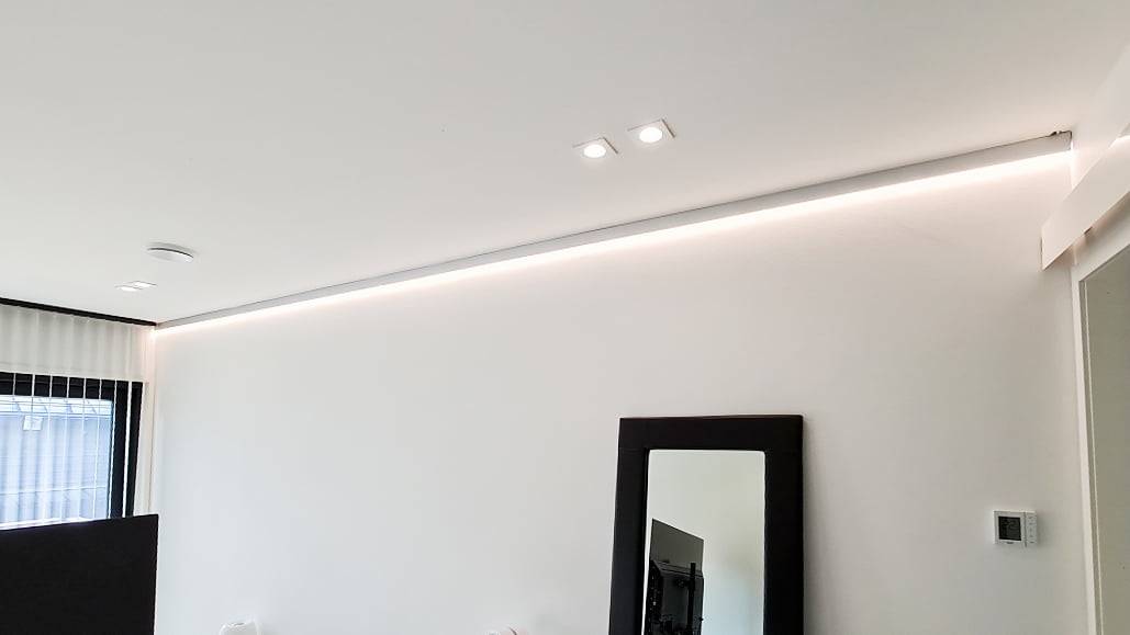Luz indirecta instalada en el techo del dormitorio y focos como iluminación general.