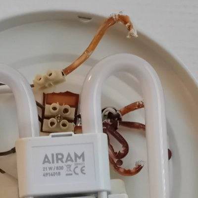 Primer plano de piezas de plástico oxidadas bajo luz fluorescente
