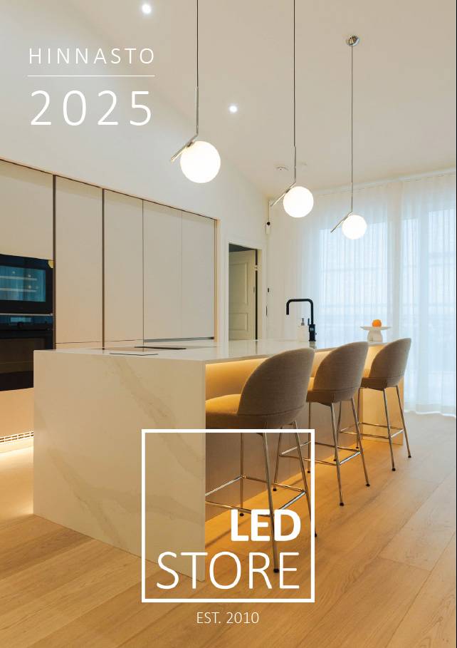 Una cocina moderna con una isla de mármol y tres sillas beige se ilumina con luces LED de alta calidad de LedStore.fi. Las luces colgantes crean un cálido resplandor alrededor de la cocina, realzando la elegancia del espacio. La suave luz natural se filtra a través de las cortinas de luz, completando el ambiente de la habitación. Descubre el inspirador "Kuvasto 2025" y una solución de iluminación para tu hogar de LedStore, que comenzó en 2010.