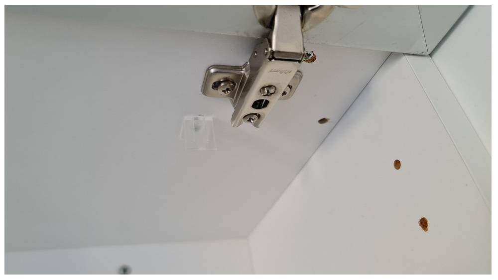 discreto soporte de perfil led y orificio para cables