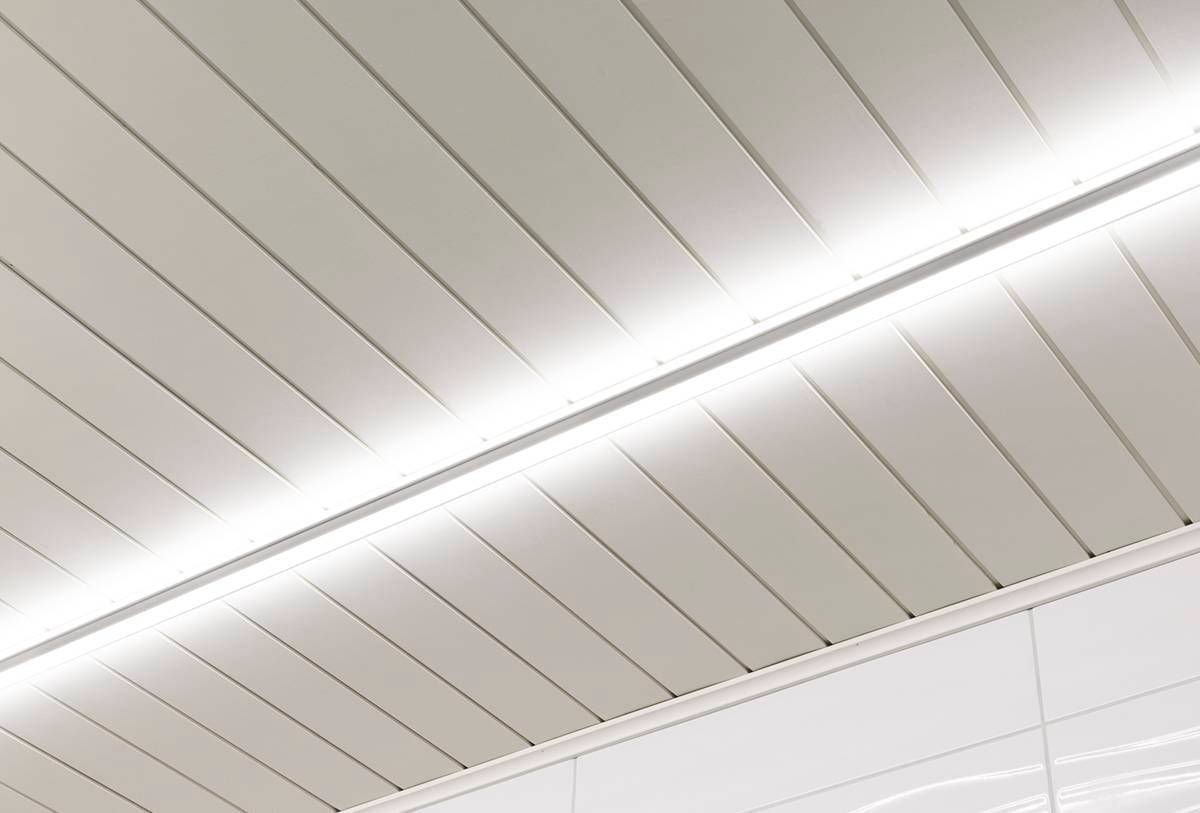 LedStore.fi ofrece una moderna iluminación de techo que incluye, en paralelo, una tira central de iluminación LED. La superficie lisa de los paneles rectangulares satisface perfectamente la estética limpia y minimalista del espacio.
