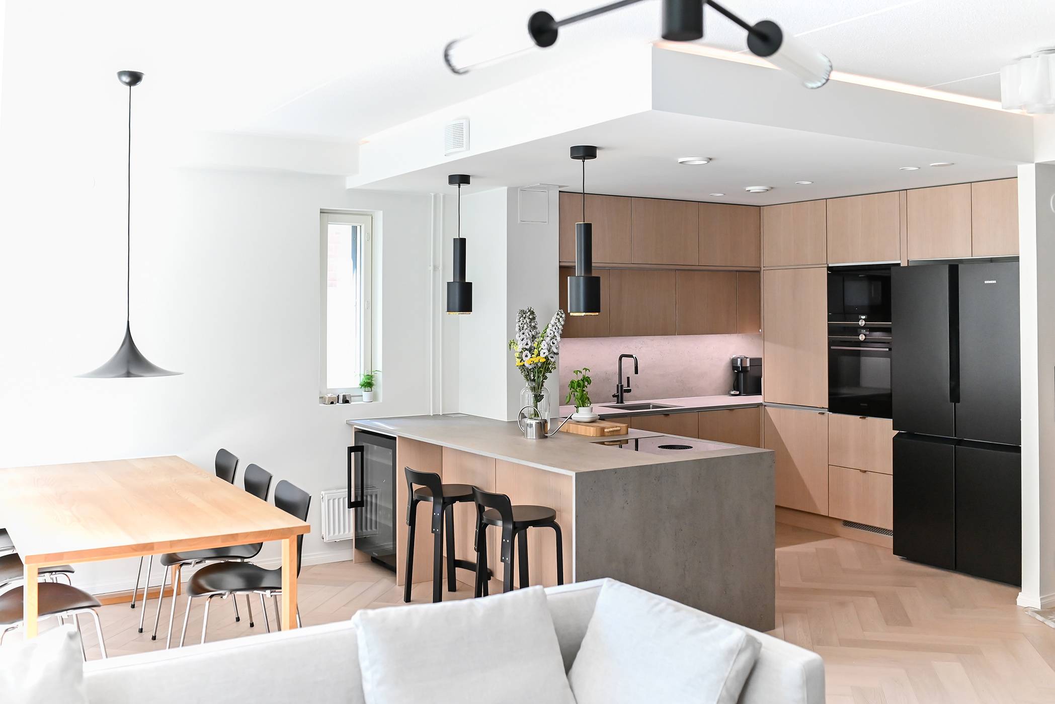 Salón-cocina bellamente renovado. Foto: Ekastra
