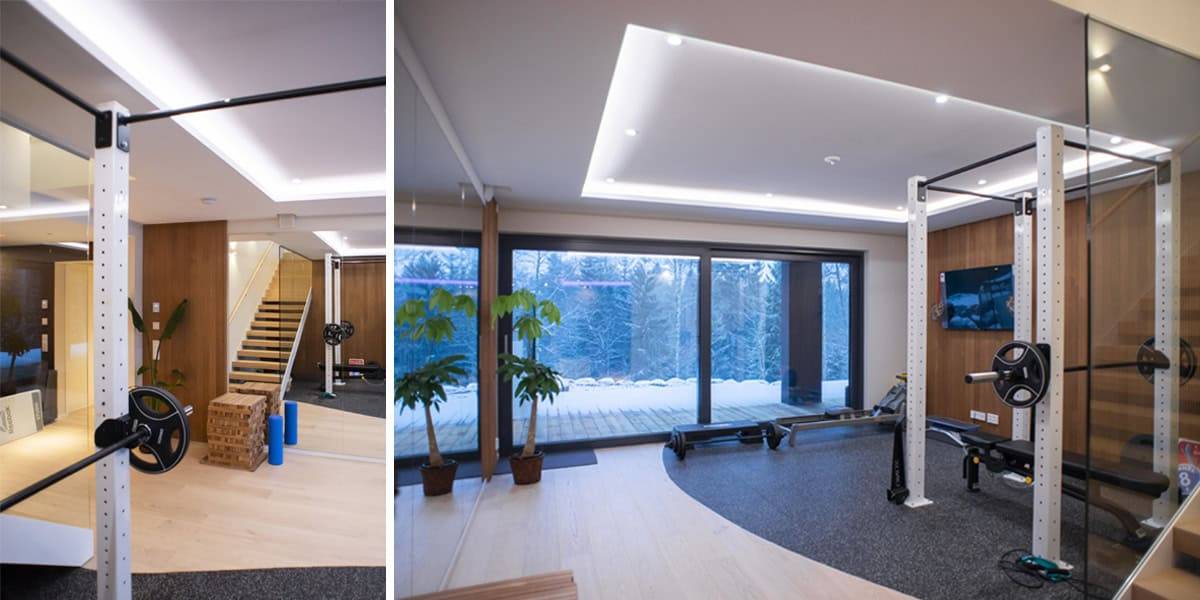 Focos empotrados e iluminación indirecta con tiras de led en el vestíbulo de la vivienda.
