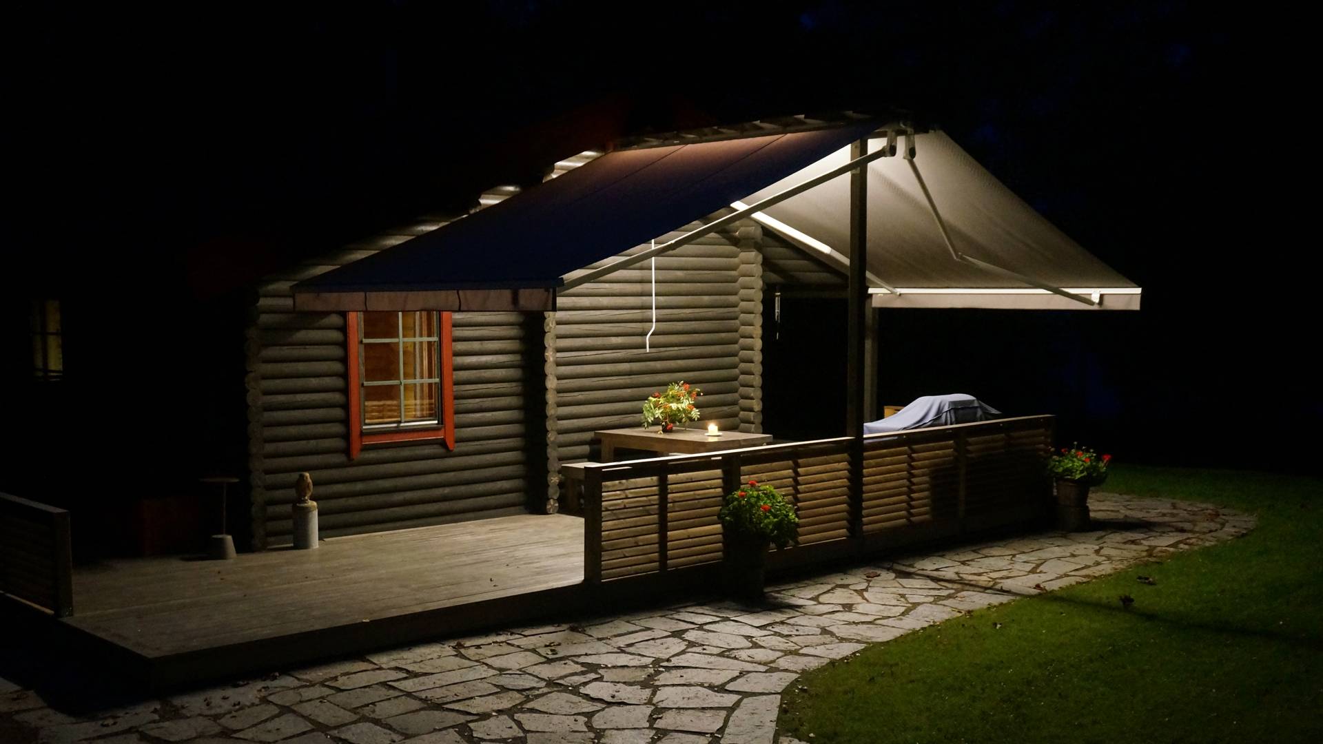 Las tiras de iluminación LED fijadas a la parte inferior de la marquesina iluminan la superficie de la terraza y el camino pavimentado hacia abajo. La luz no se refleja hacia arriba. 