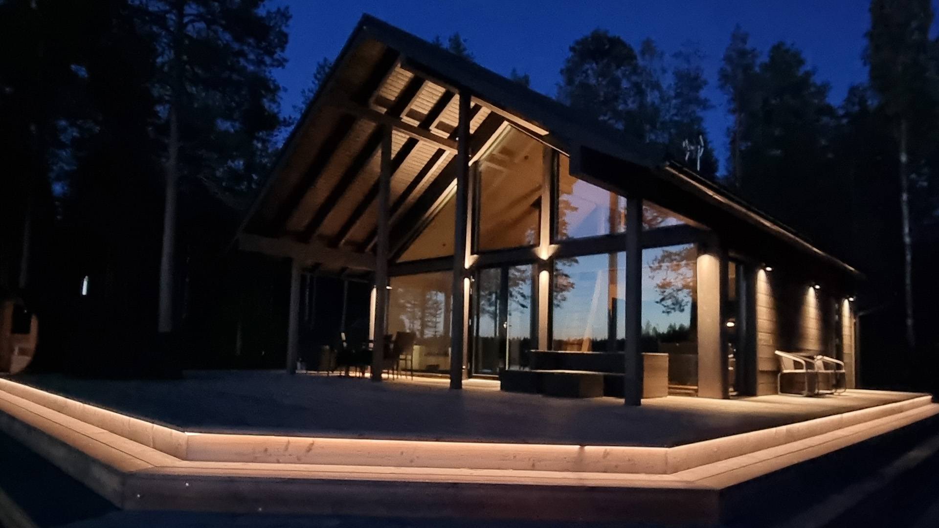 Iluminación del patio mediante el muro exterior de la casa y el tejado de la terraza como reflector, e iluminación del primer peldaño de la escalera con tira de LED.