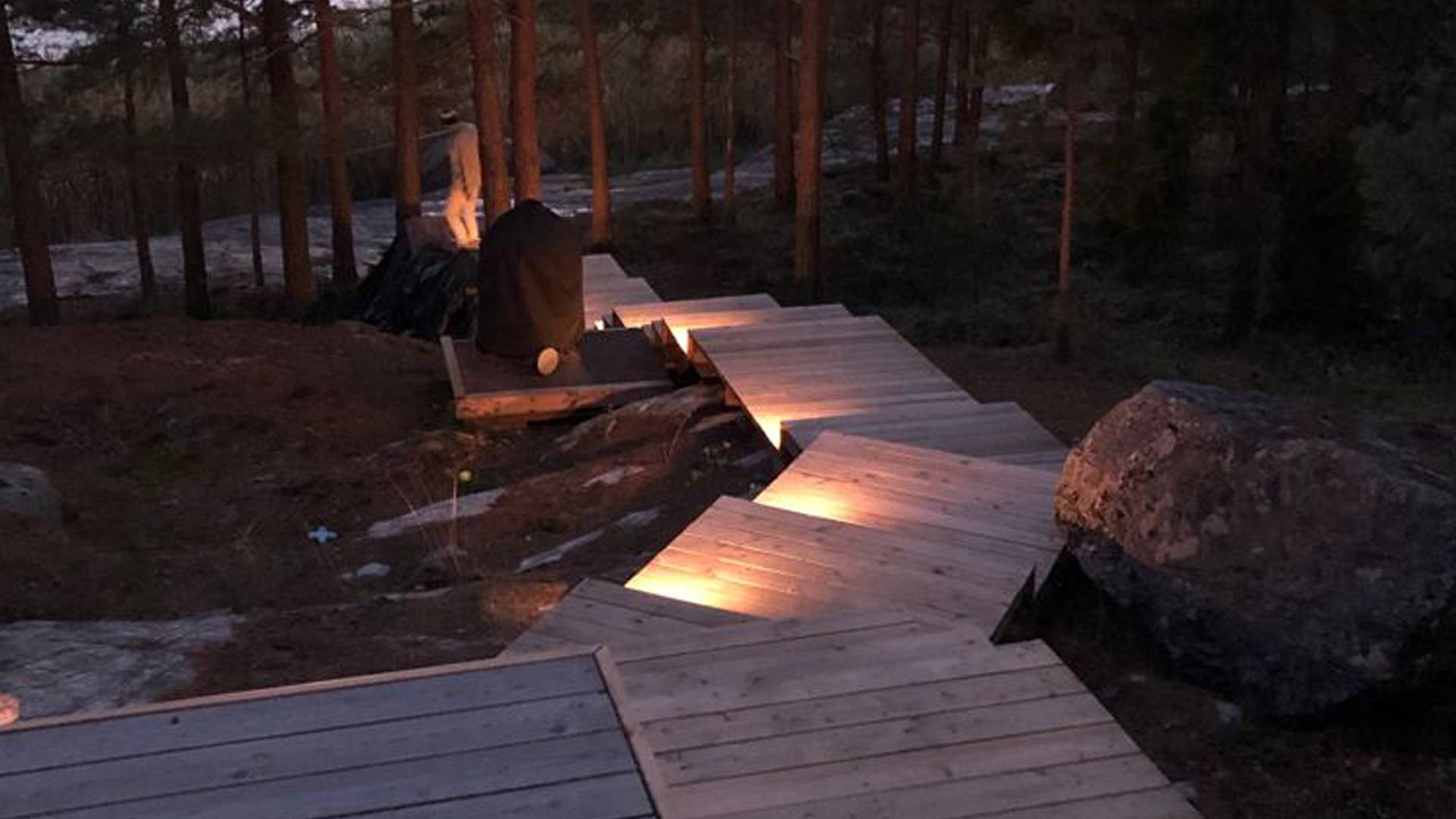 Los escalones de la terraza están iluminados por focos fijos.