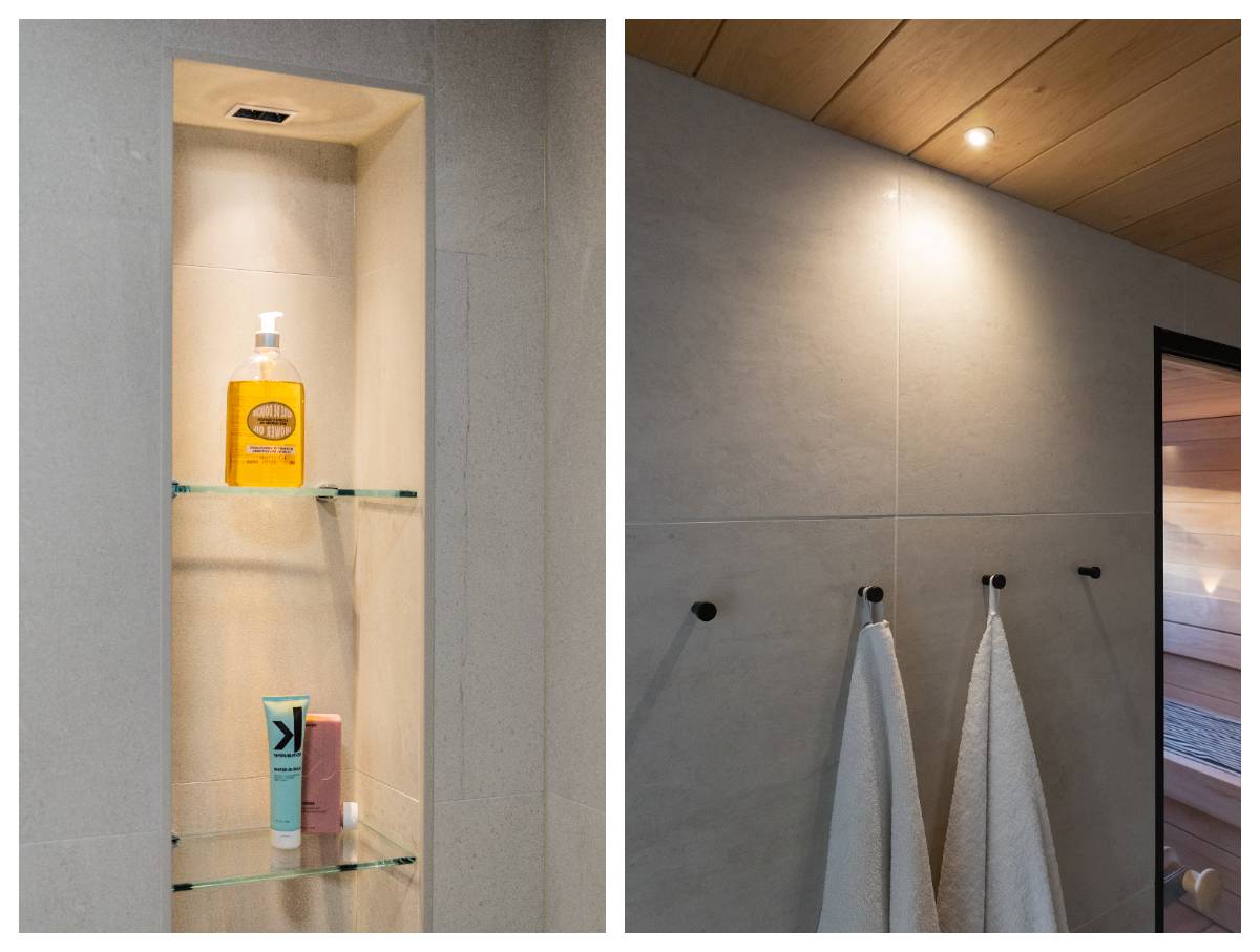 En el cuarto de baño, se ha conseguido un aspecto decorativo y atmosférico iluminando desde arriba la estrecha estantería de cristal de tres niveles con un dispensador de detergente. En la segunda imagen, un pequeño recipiente de sauna empotrado en el techo ilumina los ganchos para toallas. 