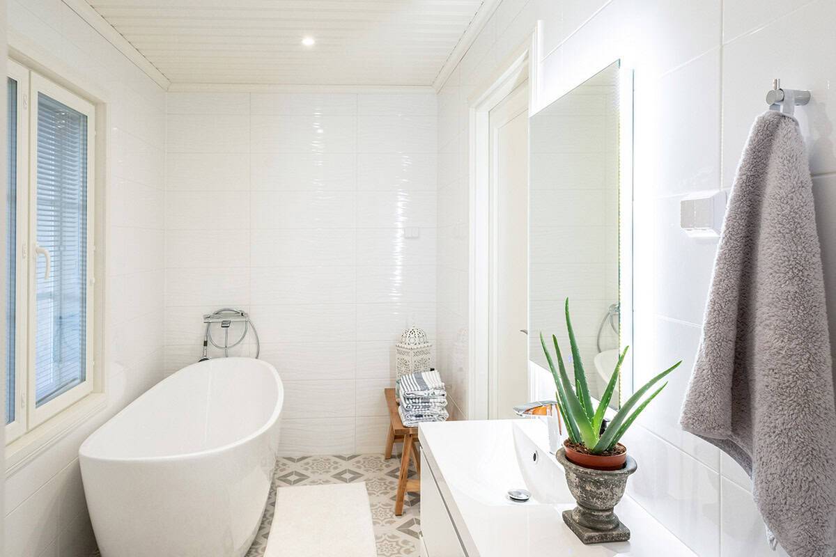 Iluminación del cuarto de baño con focos y espejo.