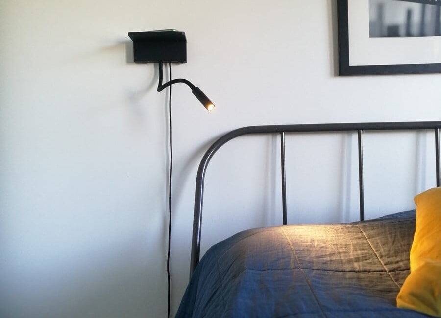 Lámpara de noche y lectura NIGHT en la cabecera de la cama. La lámpara dispone tanto de carga inalámbrica como de una ranura USB para cargar tu teléfono. Ledstore.fi