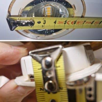Una lámpara con una cinta métrica en la parte superior que muestra un diámetro de 7 cm.