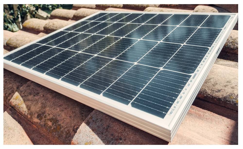 Panel solar en el tejado y tiras de luces LED en el interior