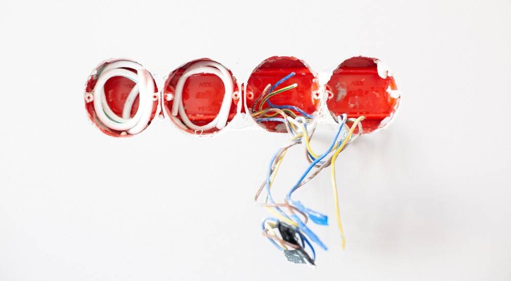 Cableado de los interruptores de pared. Comprueba si es adecuado para la técnica de regulación que hayas elegido. Imagen Pexels.