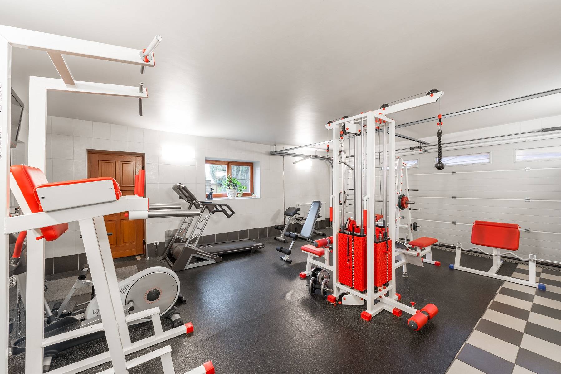 Luces de garaje con apliques luminosos cuando el espacio es un gimnasio.
