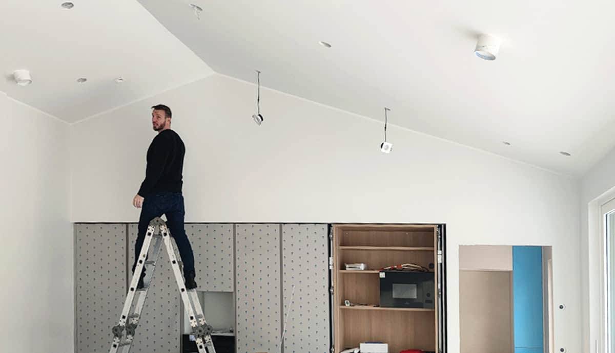 Instalación de focos LED en el techo.