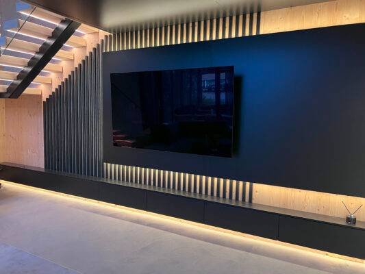Rincón de TV iluminado por tira de LED.