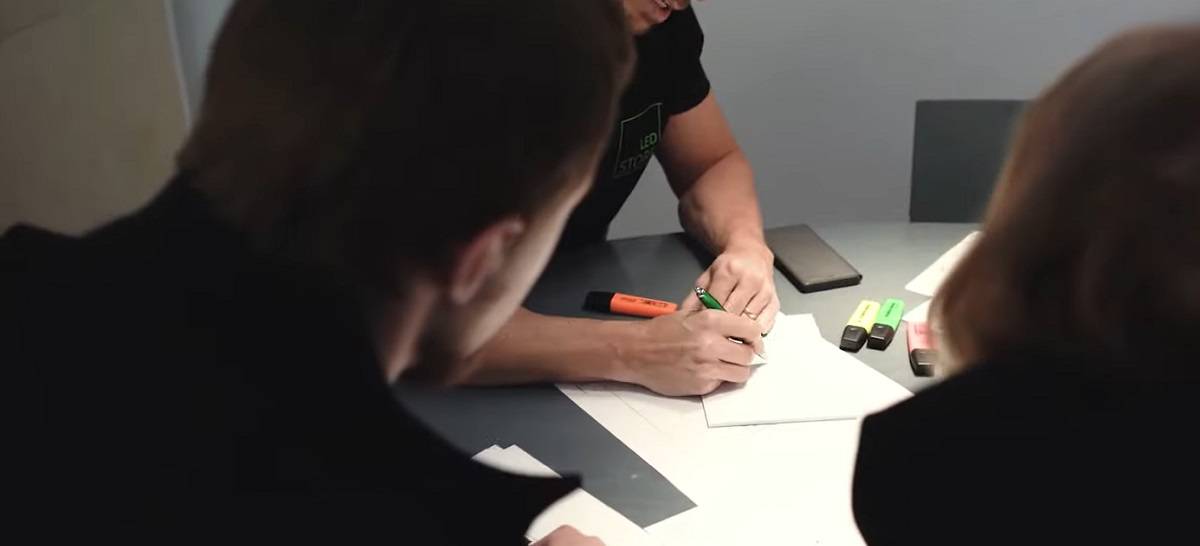 Diseño de iluminación en la mesa con el cliente