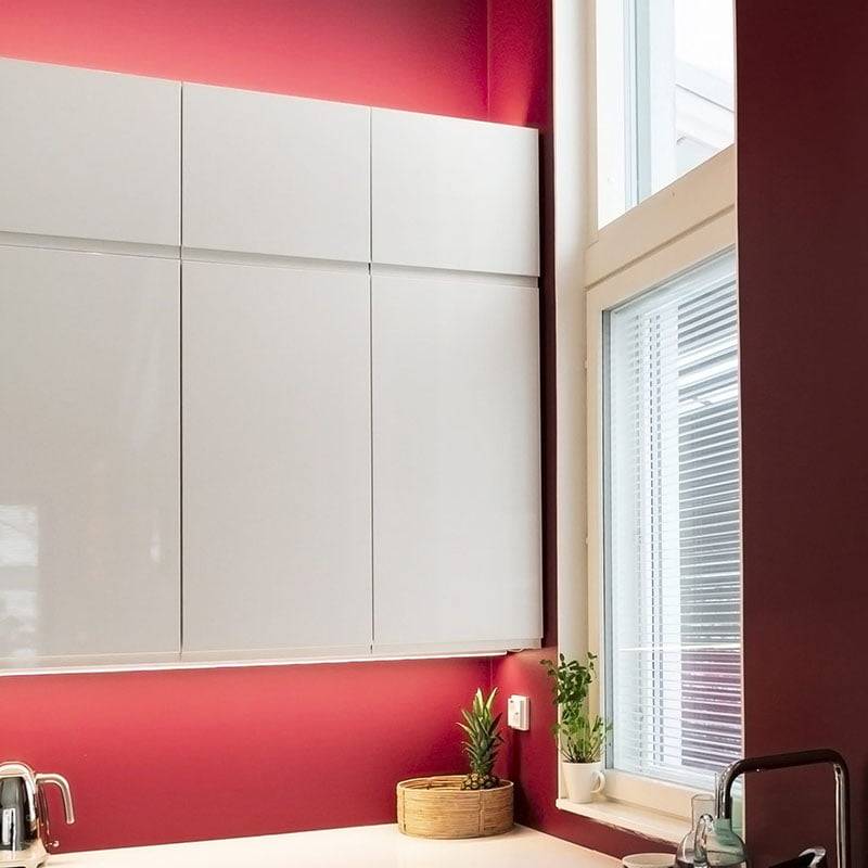Una tira de aluminio con una tira de LED en su interior proporciona una iluminación eficaz.